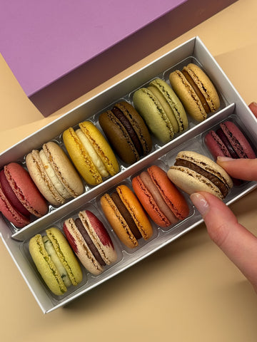 12 Classic Macarons