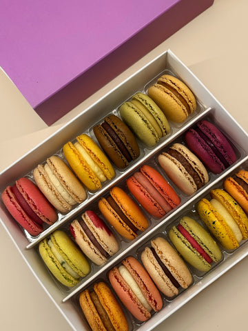 18 Classic Macarons
