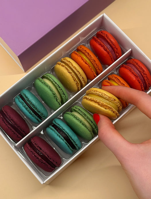 12 Rainbow Macarons