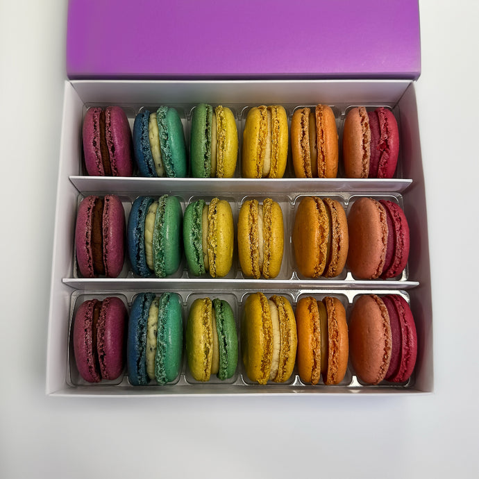 18 Rainbow Macarons