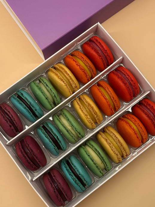 18 Rainbow Macarons